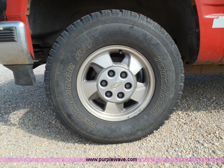 image for item I3311 1988 Chevrolet Silverado 1500 flatbed pickup truck