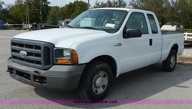 image for item I5374 2005 Ford F250 Super Duty XL pickup truck