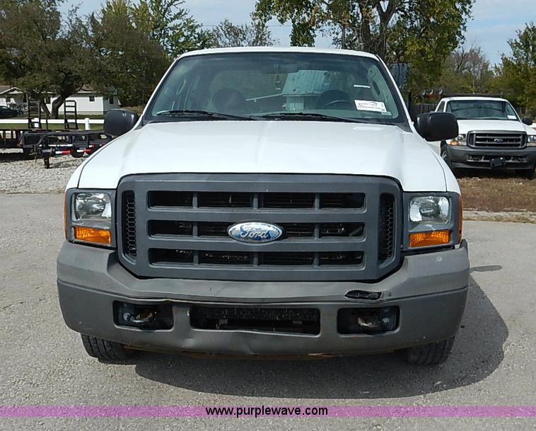 image for item I5374 2005 Ford F250 Super Duty XL pickup truck