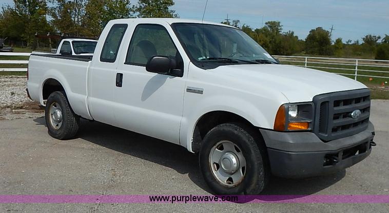 image for item I5374 2005 Ford F250 Super Duty XL pickup truck