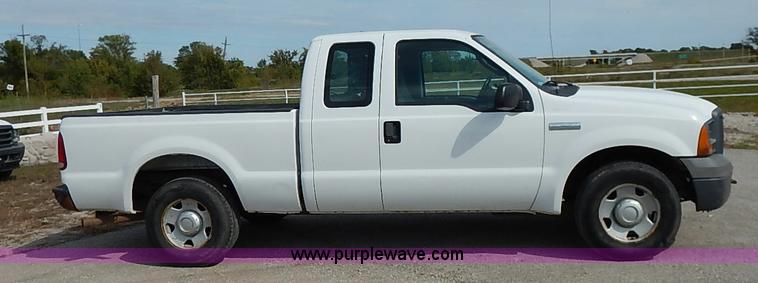 image for item I5374 2005 Ford F250 Super Duty XL pickup truck