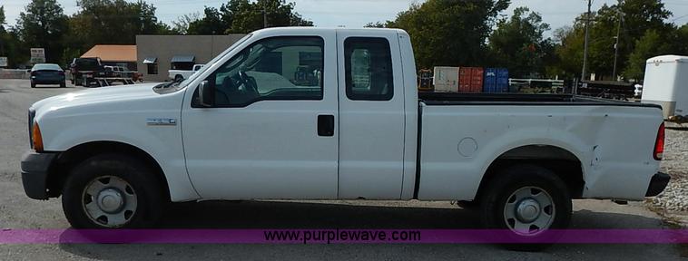 image for item I5374 2005 Ford F250 Super Duty XL pickup truck