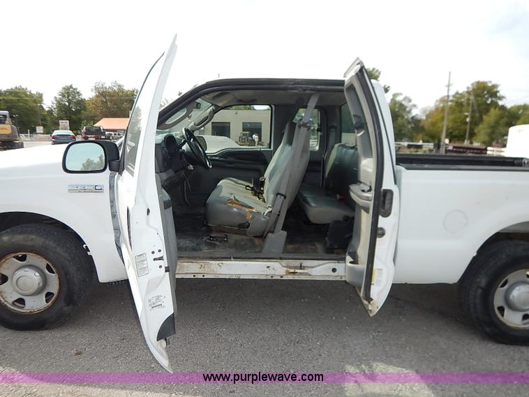 image for item I5374 2005 Ford F250 Super Duty XL pickup truck