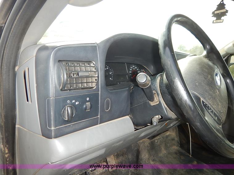 image for item I5374 2005 Ford F250 Super Duty XL pickup truck