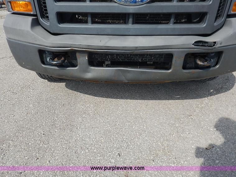 image for item I5374 2005 Ford F250 Super Duty XL pickup truck