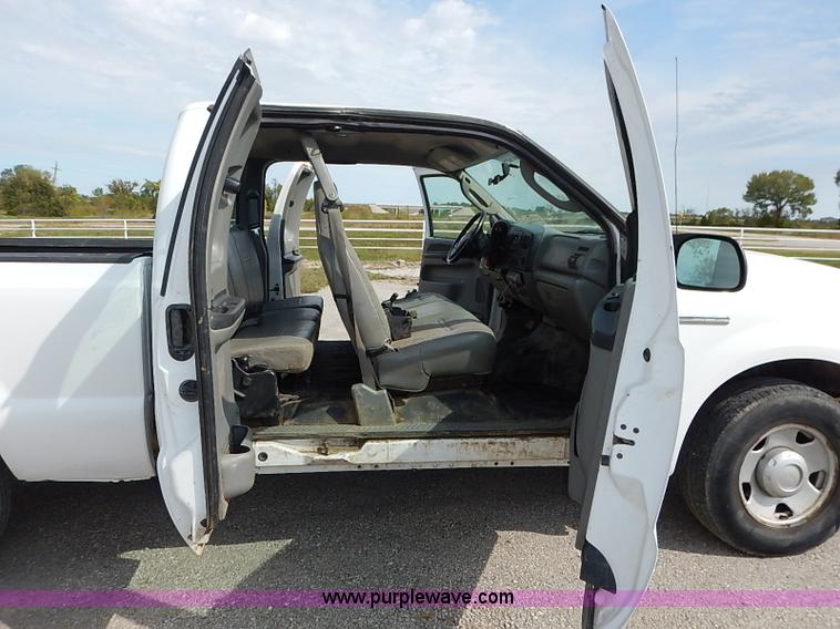 image for item I5374 2005 Ford F250 Super Duty XL pickup truck