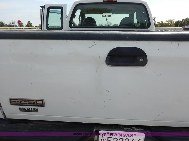 image for item I5374 2005 Ford F250 Super Duty XL pickup truck