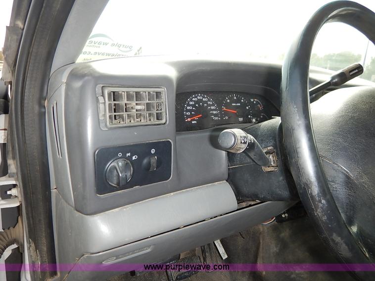 image for item I5391 2003 Ford F250 Super Duty XL pickup truck