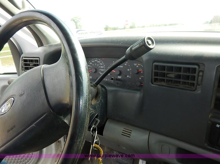 image for item I5391 2003 Ford F250 Super Duty XL pickup truck