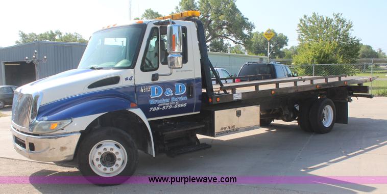 image for item J2244 2004 International DuraStar 4300 rollback truck
