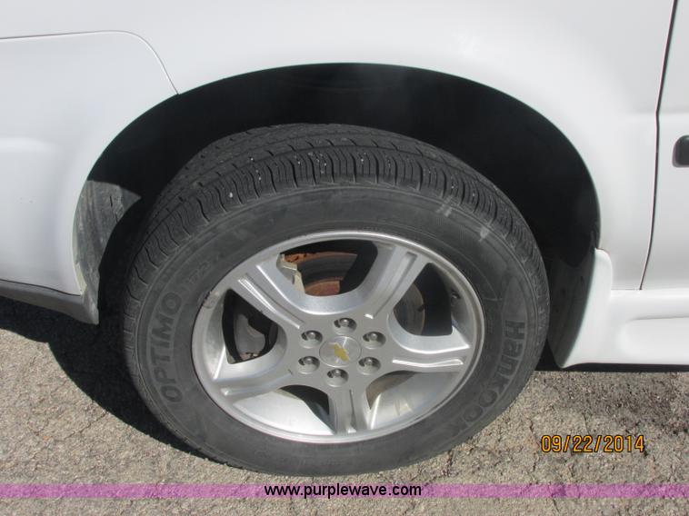 image for item J2460 2008 Chevrolet Uplander Cargo Braun van