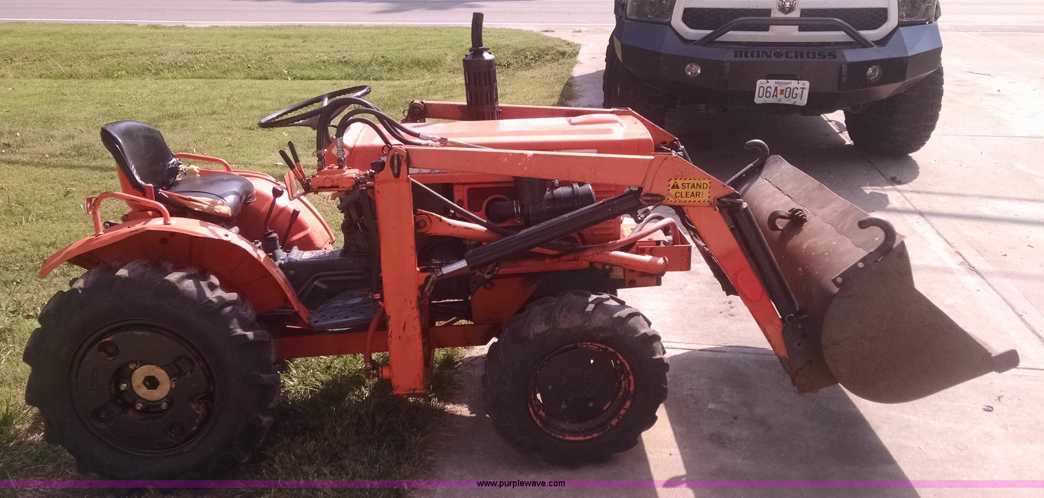 Kubota B6100 HFWA tractor in Grandview, MO Item I6471 sold Purple Wave