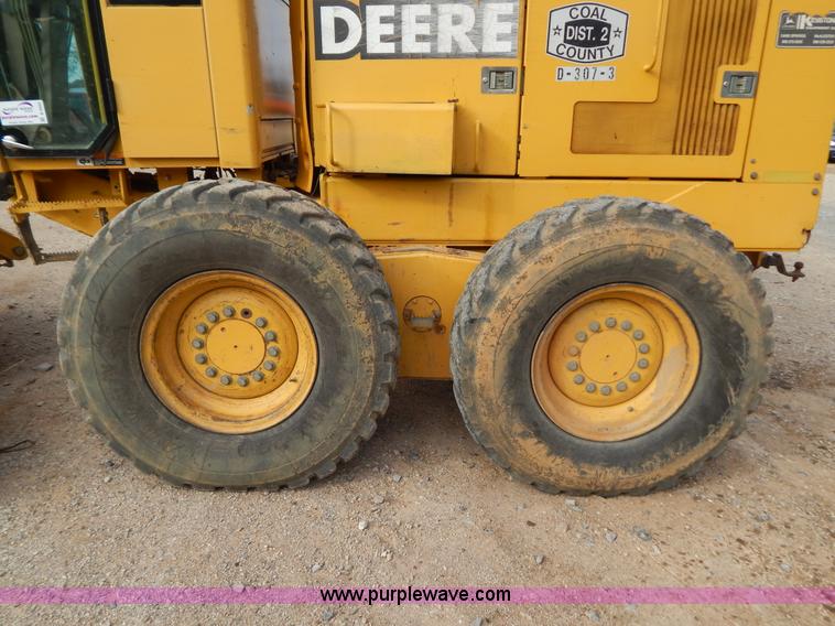 image for item B4820 2001 John Deere 770CH articulated motor grader