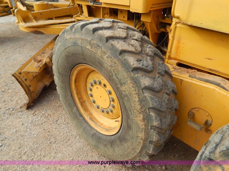 image for item B4820 2001 John Deere 770CH articulated motor grader