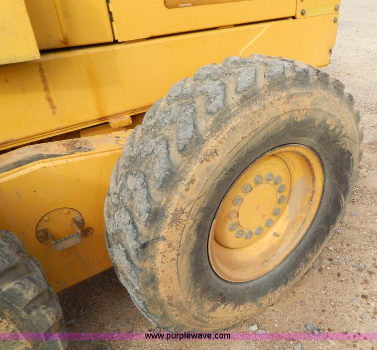 image for item B4820 2001 John Deere 770CH articulated motor grader