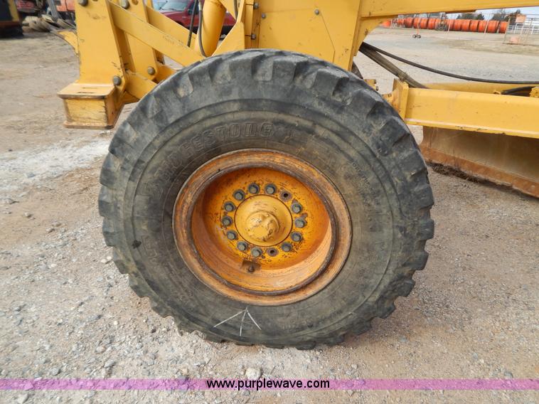 image for item B4820 2001 John Deere 770CH articulated motor grader