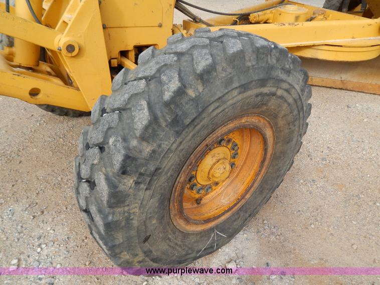 image for item B4820 2001 John Deere 770CH articulated motor grader