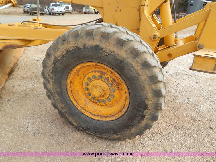 image for item B4820 2001 John Deere 770CH articulated motor grader