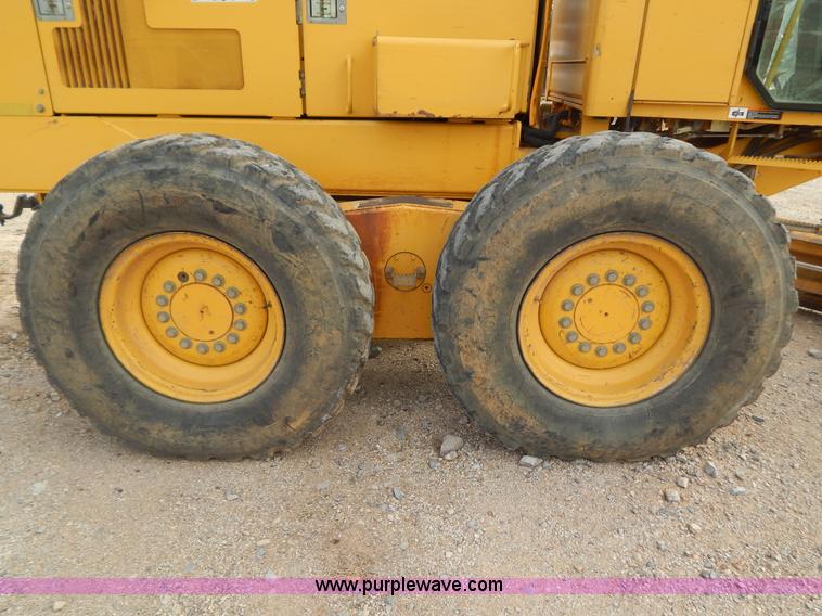 image for item B4820 2001 John Deere 770CH articulated motor grader