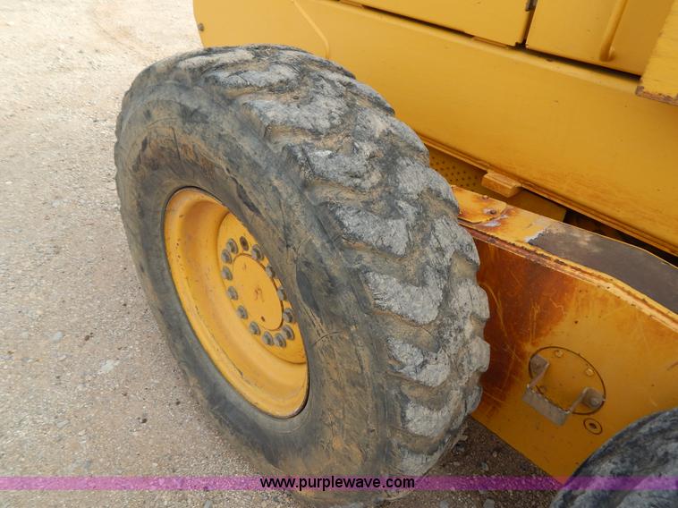 image for item B4820 2001 John Deere 770CH articulated motor grader