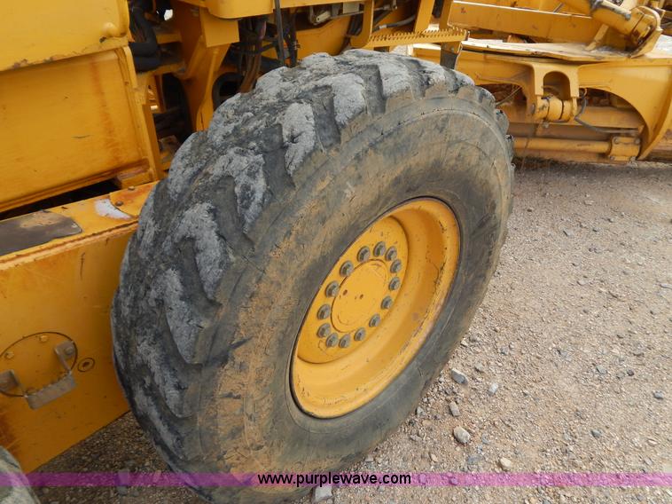 image for item B4820 2001 John Deere 770CH articulated motor grader