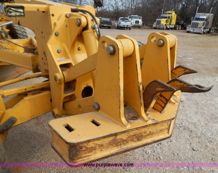 image for item B4820 2001 John Deere 770CH articulated motor grader