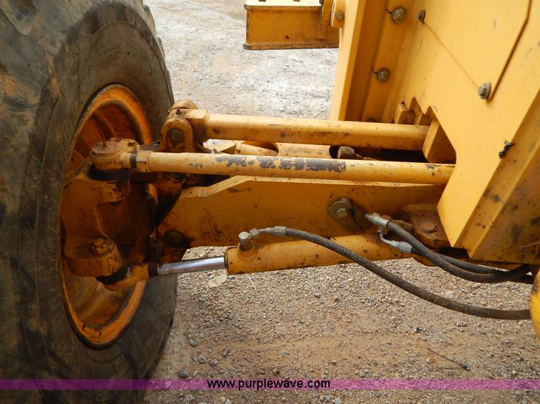 image for item B4820 2001 John Deere 770CH articulated motor grader