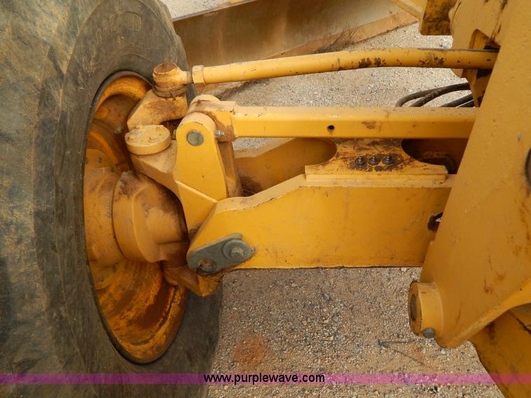 image for item B4820 2001 John Deere 770CH articulated motor grader