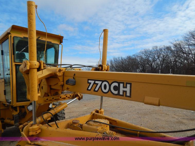 image for item B4820 2001 John Deere 770CH articulated motor grader