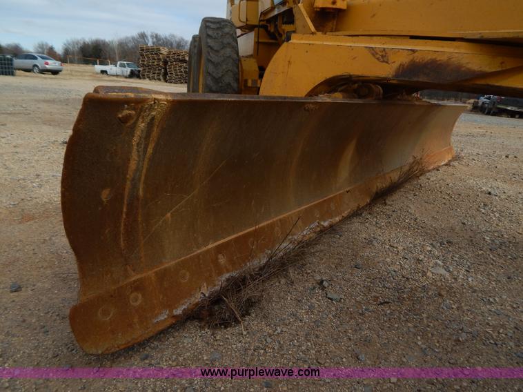 image for item B4820 2001 John Deere 770CH articulated motor grader