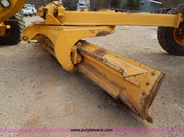image for item B4820 2001 John Deere 770CH articulated motor grader