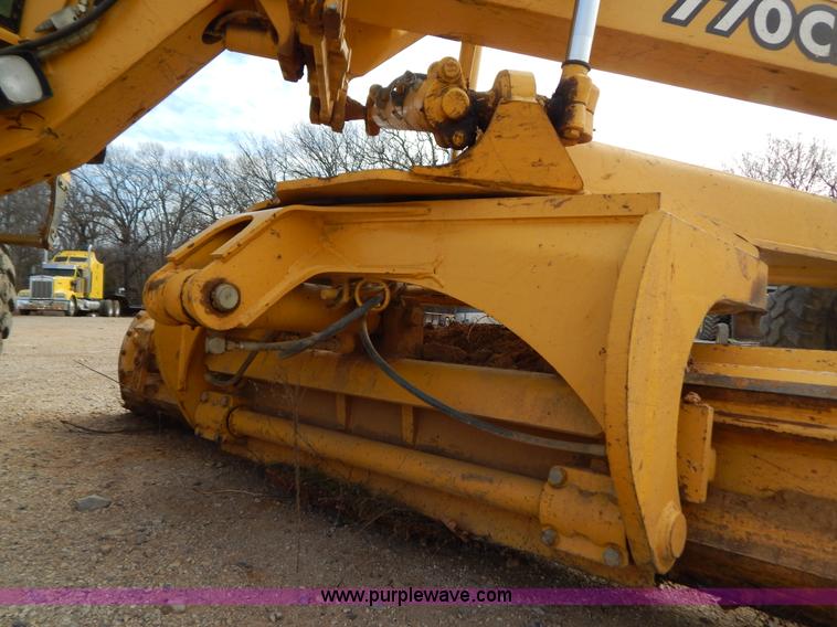 image for item B4820 2001 John Deere 770CH articulated motor grader