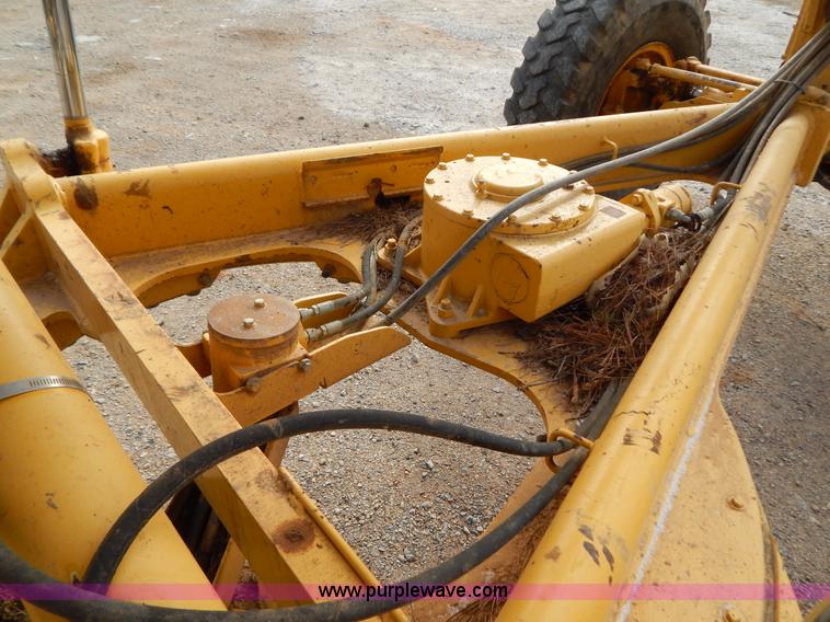 image for item B4820 2001 John Deere 770CH articulated motor grader