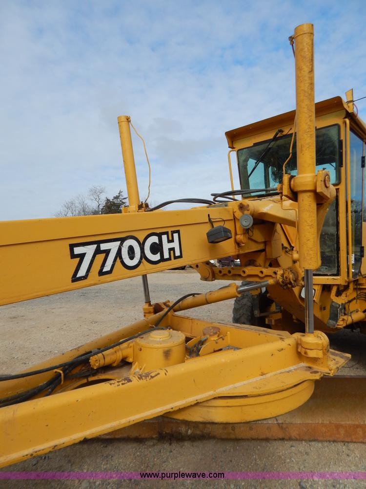 image for item B4820 2001 John Deere 770CH articulated motor grader