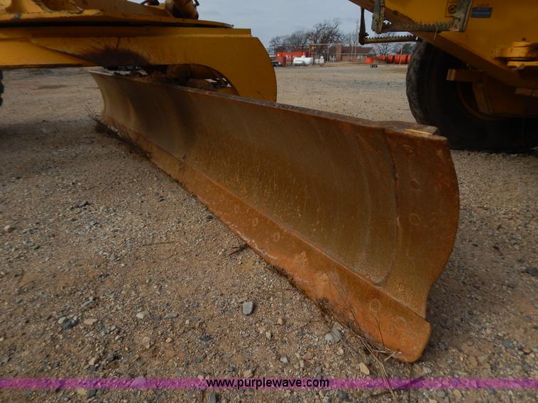 image for item B4820 2001 John Deere 770CH articulated motor grader