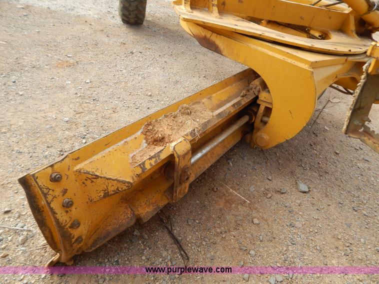 image for item B4820 2001 John Deere 770CH articulated motor grader