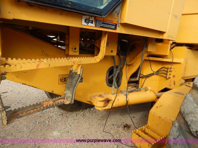 image for item B4820 2001 John Deere 770CH articulated motor grader