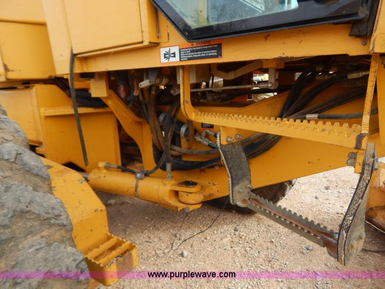 image for item B4820 2001 John Deere 770CH articulated motor grader