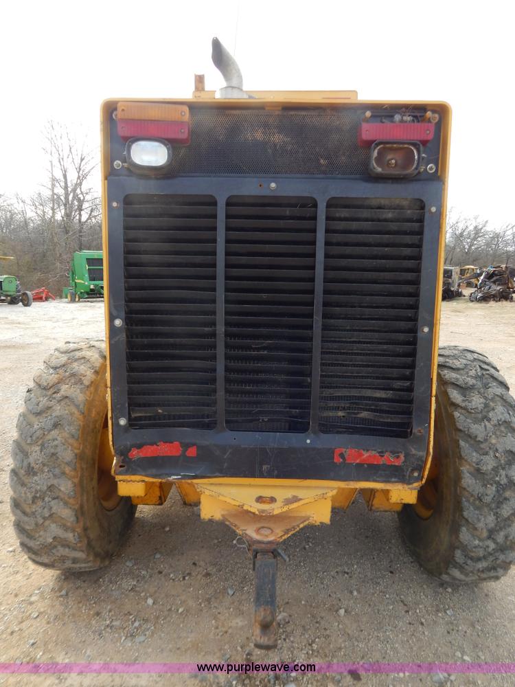 image for item B4820 2001 John Deere 770CH articulated motor grader