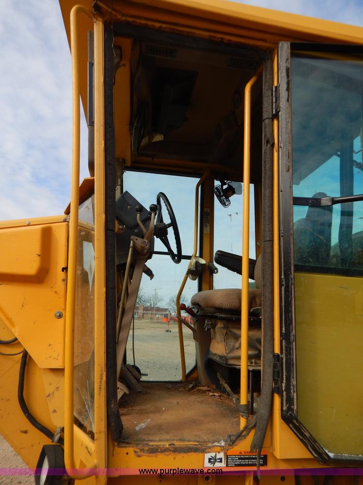 image for item B4820 2001 John Deere 770CH articulated motor grader