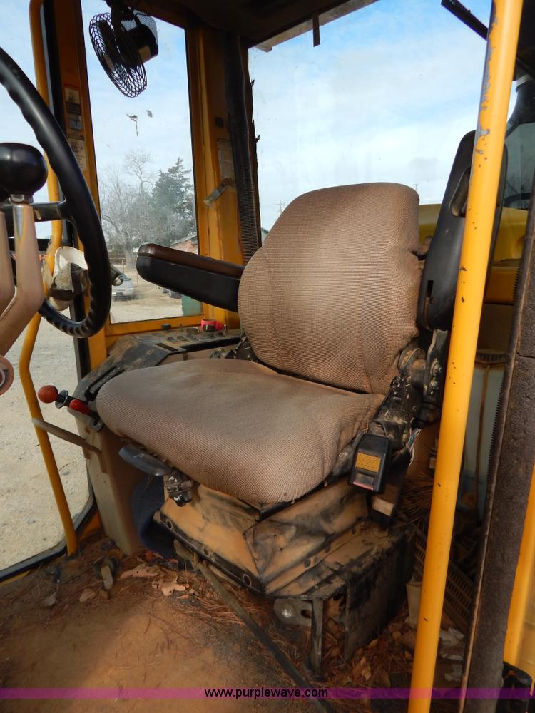 image for item B4820 2001 John Deere 770CH articulated motor grader