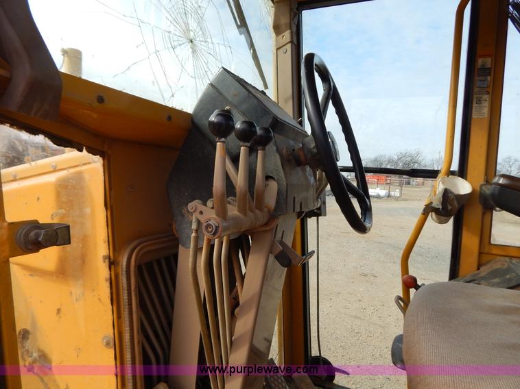 image for item B4820 2001 John Deere 770CH articulated motor grader