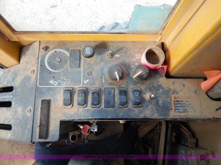 image for item B4820 2001 John Deere 770CH articulated motor grader