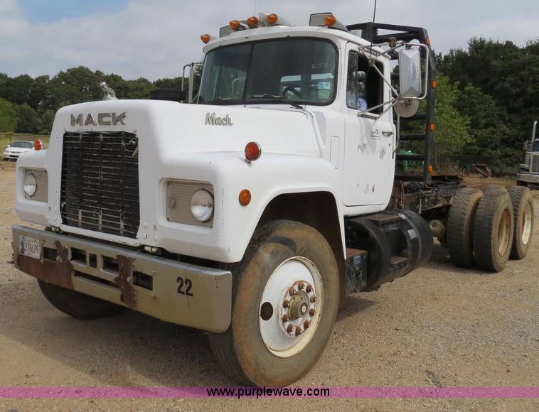image for item B4821 1989 Mack R690ST semi truck