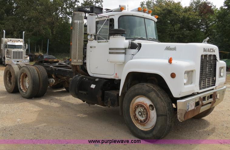 image for item B4821 1989 Mack R690ST semi truck