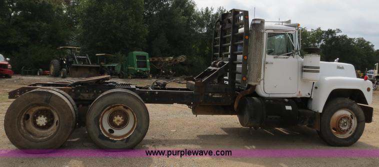 image for item B4821 1989 Mack R690ST semi truck