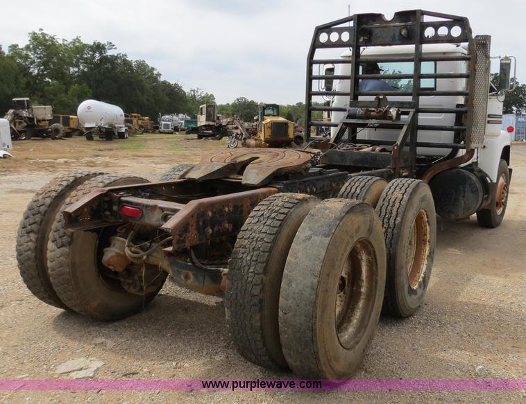 image for item B4821 1989 Mack R690ST semi truck