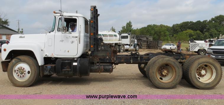 image for item B4821 1989 Mack R690ST semi truck