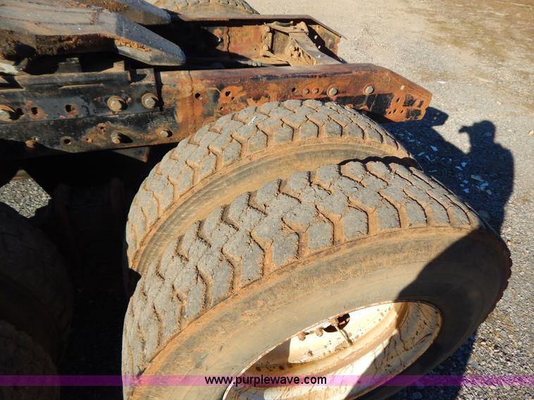 image for item B4821 1989 Mack R690ST semi truck