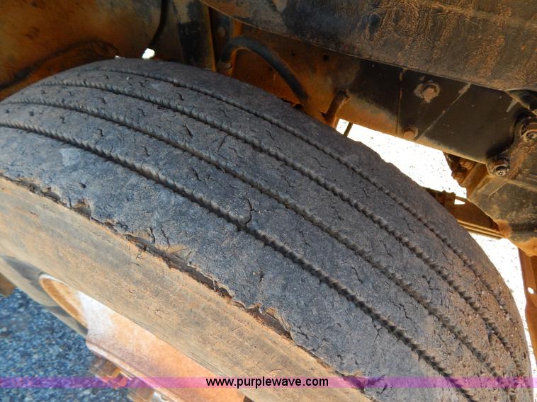 image for item B4821 1989 Mack R690ST semi truck